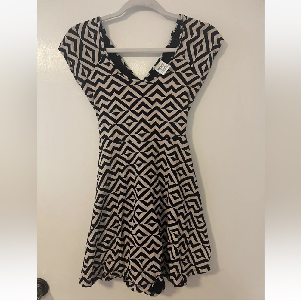 VS PINK Size XS Geometric Black Short Sleeve Summer Dress Short